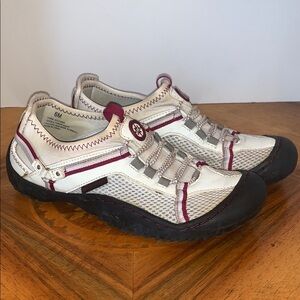J-41 Tahoe Jeep Sole White and Burgundy Waterproof Trail Shoes Women’s Size 6